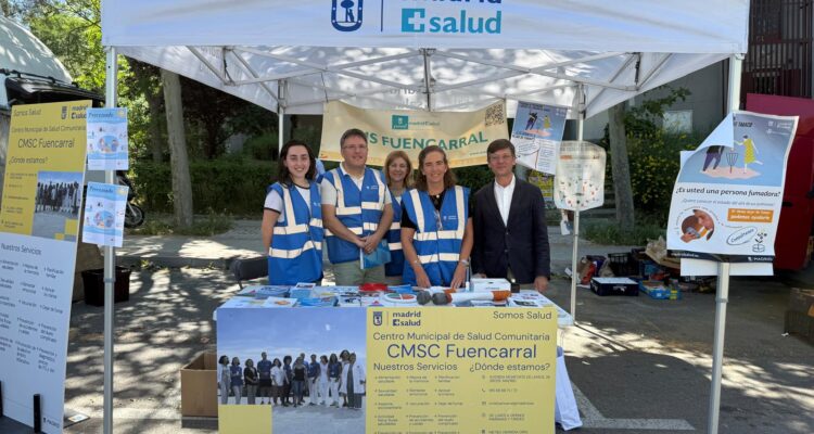 El concejal de Fuencarral-El Pardo, José Antonio Martínez Páramo, en la mesa informativa del Día Mundial de la Nutrición