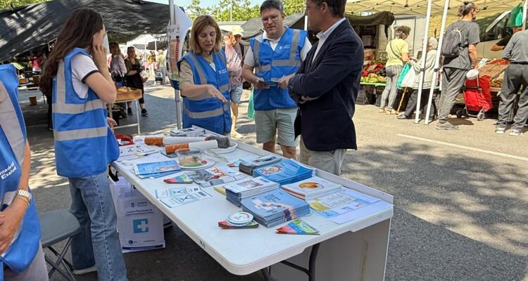 El concejal de Fuencarral-El Pardo, José Antonio Martínez Páramo, en la mesa informativa del Día Mundial de la Nutrición