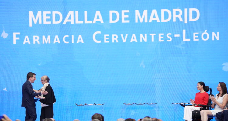 Yolanda Legido, titular de la Farmacia Cervantes-León, recoge su medalla