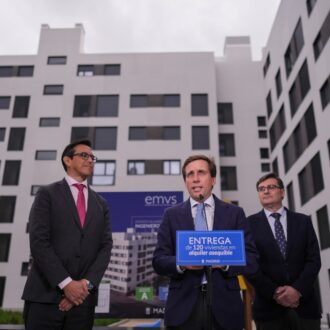 Almeida, en la entrega de llaves de la promoción Ingenieros 1, en Villaverde