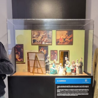 La concejala de Tetuán, Paula Gómez-Angulo, junto a Javier Antón García, uno de los creadores de la exposición