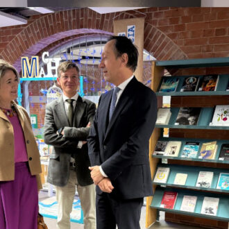 La delegada de Cultura, Turismo y Deporte, Marta Rivera de la Cruz, junto al concejal de Fuencarral-El Pardo, José Antonio Martínez Páramo, además del embajador de Portugal en España, José Augusto Duarte, en la jornada dedicada a las letras portuguesas de la BPM José Saramago