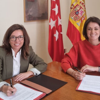 La concejala de Tetuán, Paula Gómez-Angulo, y la presidenta del patronato de la Fundación para la Acción Social por la Música, María Guerrero, en la firma del convenio de colaboración en la Junta Municipal del Distrito de Tetuán sentadas
