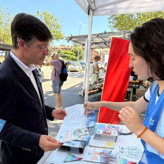 El concejal de Fuencarral-El Pardo, José Antonio Martínez Páramo, en la mesa informativa del Día Mundial de la Nutrición