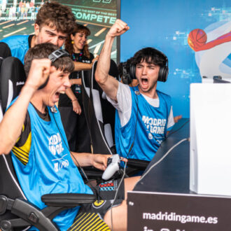 Jóvenes celebrando una victoria en Madrid in Game