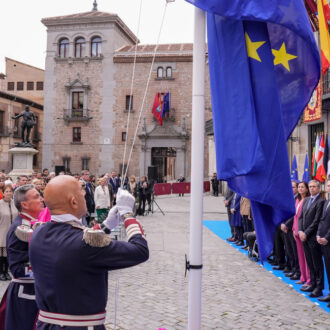 Izado de bandera durante la celebración del Día de Europa en la Plaza de la Villa