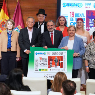 La vicealcaldesa, Inma Sanz, acompañada de izquierda a derecha por el delegado de Políticas Sociales, Familia e Igualdad, José Fernández; el delegado de Urbanismo, Medio Ambiente y Movilidad, Borja Carabante; la delegada de Cultura, Turismo y Deporte, Marta Rivera de la Cruz; y el concejal de Moncloa-Aravaca, Borja Fanjul