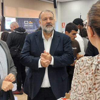 tres personas conversando en la Feria de Empleo de Vicálvaro