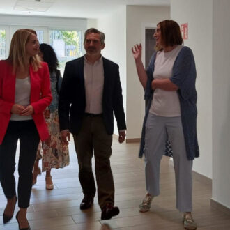 Un grupo de personas andando dentro de un edificio dónde se desarrolla el programa 'Camino al empleo'