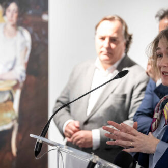 Una mujer hablando al micrófono