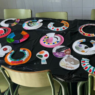 mesa con manualidades en uno de los campamentos de verano de Ciudad Lineal