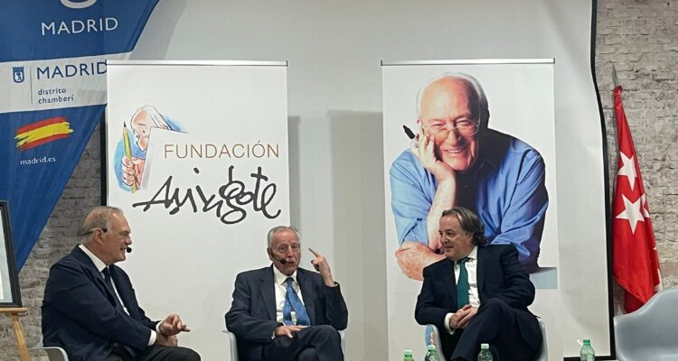 Imagen del coloquio que recoge al exalcalde de Madrid, José María Álvarez del Manzano, al periodista Pedro Piqueras, junto al concejal Jaime González Taboada que actuaba de moderador