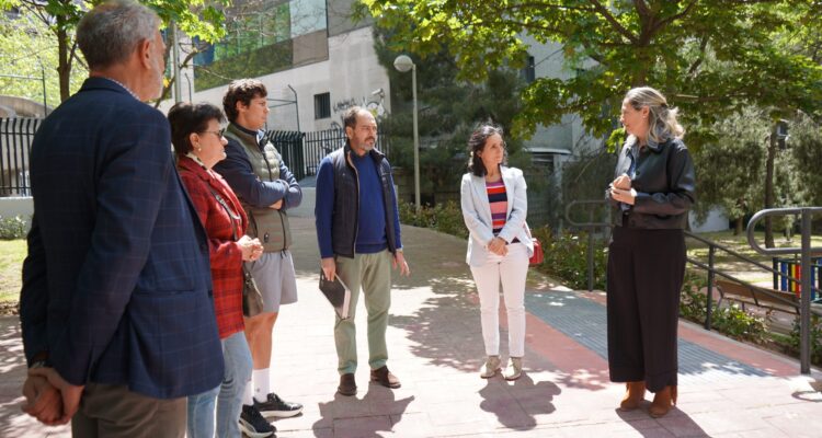 Yolanda estrada junto a otras personas de pie en un parque