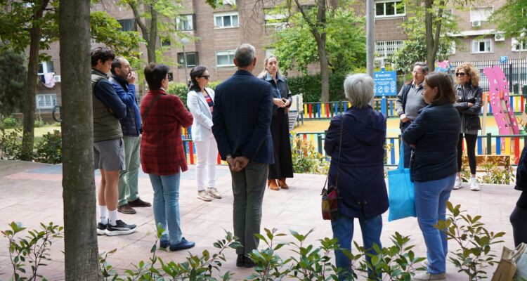 Yolanda estrada junto a otras personas de pie en un parque