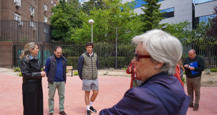 Yolanda estrada junto a otras personas de pie en un parque