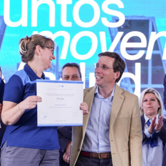 El alcalde, José Luis Martínez-Almeida, durante la entrega de diplomas a los 121 nuevos conductores de EMT Madrid