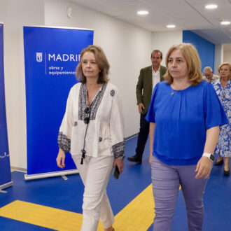 La vicealcaldesa, Inma Sanz; la delegada de Obras y Equipamientos, Paloma García Romero; y la concejala de Salamanca, Cayetana Hernández de la Riva; durante su visita a la nueva OAC del barrio