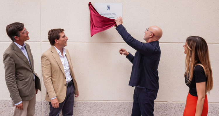 Luis de la Fuente descubre la placa que da su nombre al CMD ante el alcalde, la concejala de deportes y el concejal del distrito