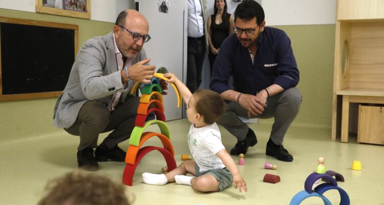 Fernández, durante su visita de este lunes a la Escuela Infantil Municipal José Gómez Gil