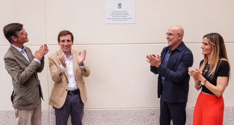 Luis de la Fuente tras descubrir la placa que da su nombre al CMD ante el alcalde, la concejala de deportes y el concejal del distrito