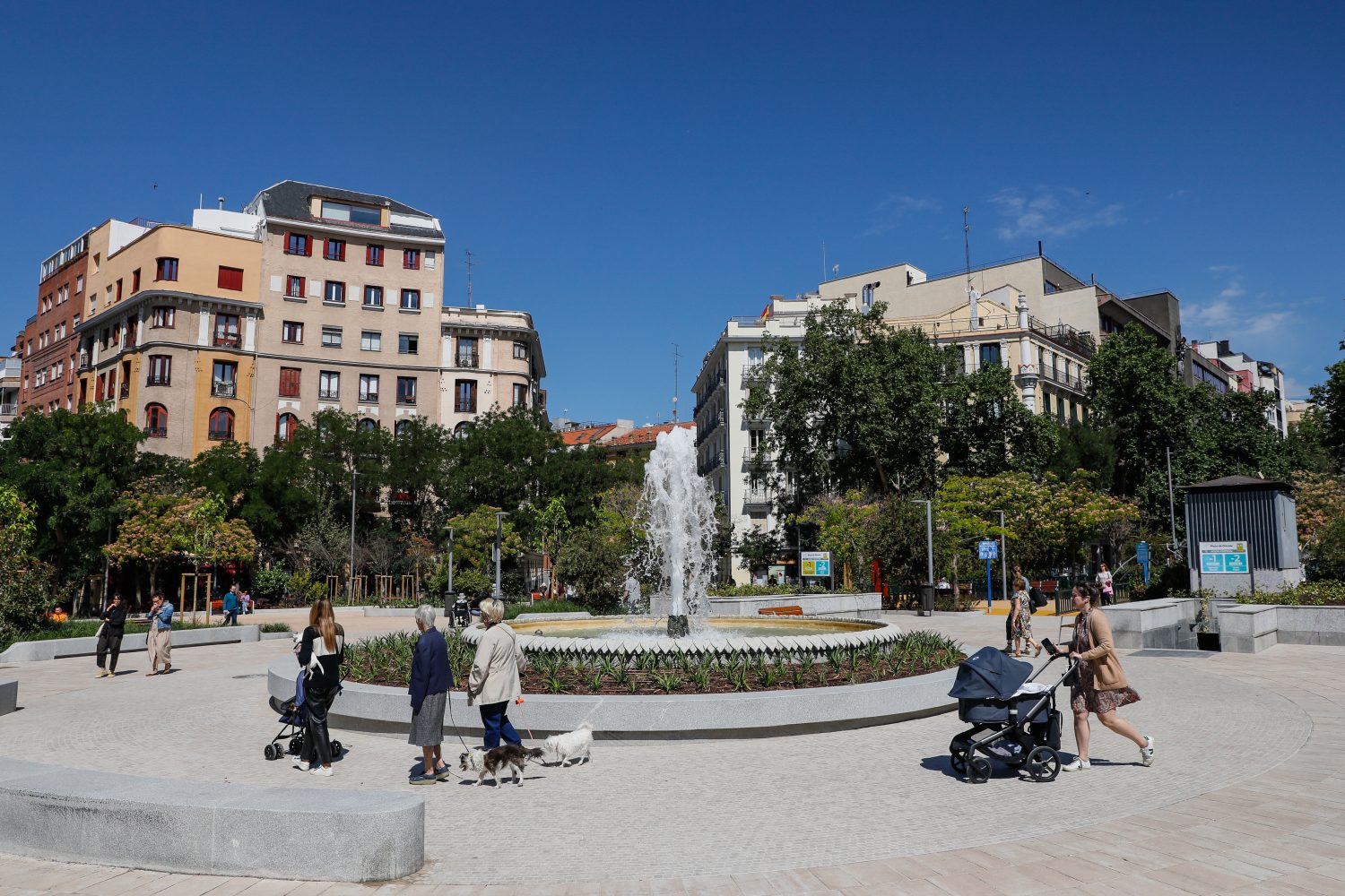Panorámica de la recién renovada plaza de Olavide