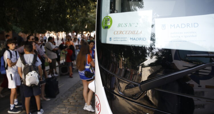 Fernández despide a los menores que se desplazan a Cercedilla para participar en un campamento municipal