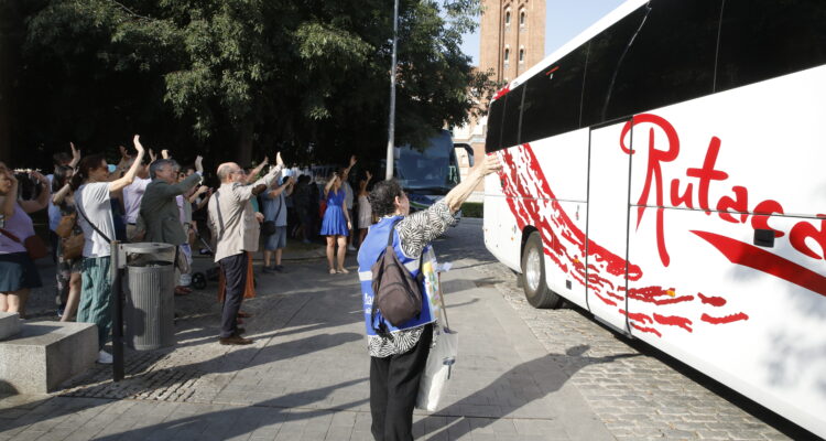 Fernández despide a los menores que se desplazan a Cercedilla para participar en un campamento municipal