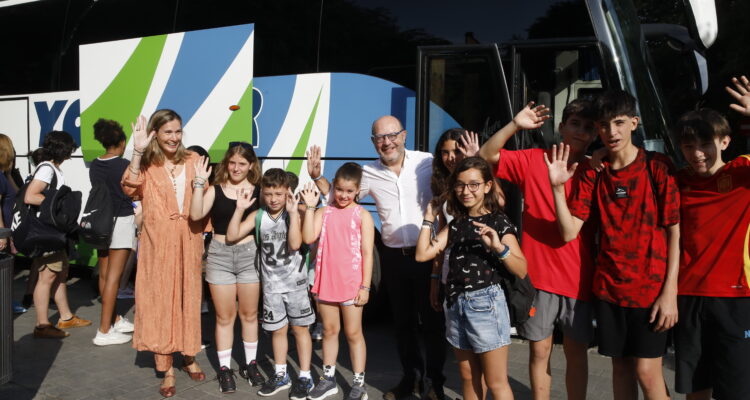 Fernández despide a los menores que se desplazan a Cercedilla para participar en un campamento municipal