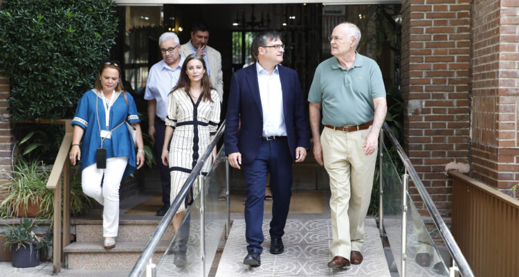 El delegado de Políticas de Vivienda, Álvaro González, y la concejala de Retiro, Andrea Levy, durante su visita al edificio de Retiro donde se ha llevado a cabo una actuación del Plan Rehabilita