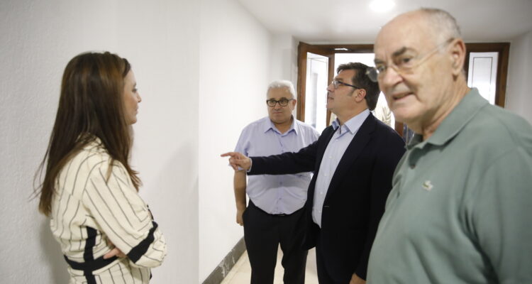 El delegado de Políticas de Vivienda, Álvaro González, y la concejala de Retiro, Andrea Levy, durante su visita al edificio de Retiro donde se ha llevado a cabo una actuación del Plan Rehabilita