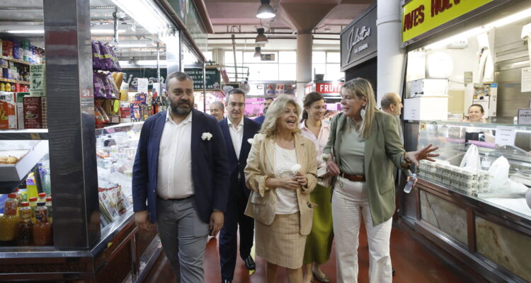 Hidalgo y Segura en la visita al Mercado de la Cebada