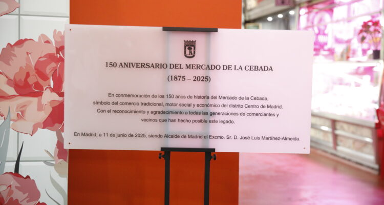 Texto con la placa conmemorativa del 150 aniversario del Mercado de la Cebada