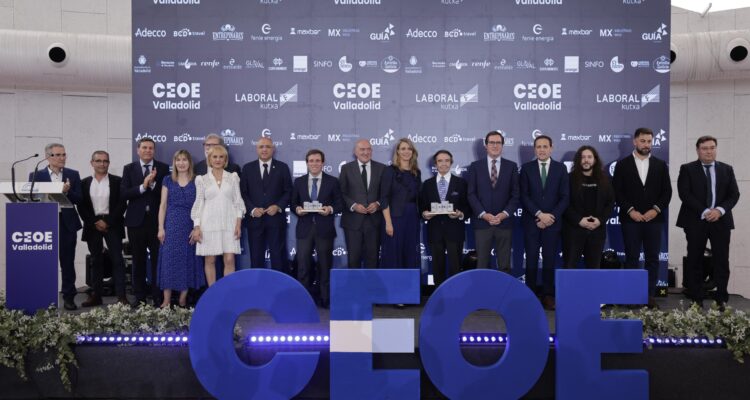 Foto de familia con todos los galardonados en el acto de CEOE Valladolid