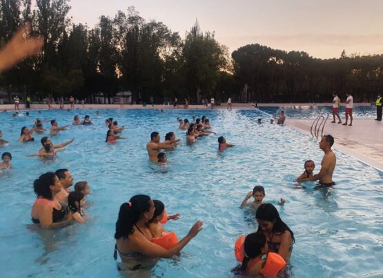 Familias en una de las piscinas municipales al aire libre de Madrid