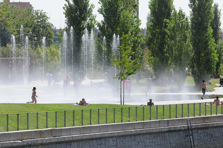 Chorros refrescantes en el parque de Madrid Río