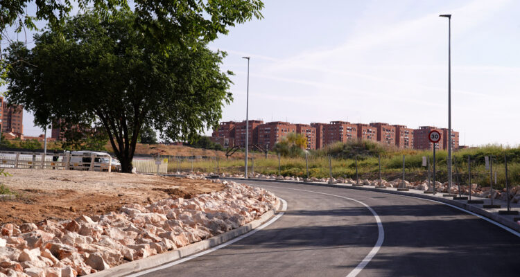 Visita a la recta final de las obras de conexión peatonal de Entrevías con el polígono de Vallecas