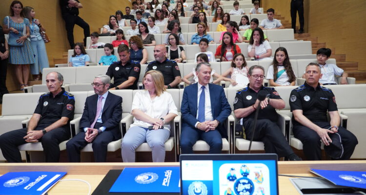 Acto de entrega de certificaciones como 'zonas libres de acoso' a 20 centros escolares que participan en un programa de Policía Municipal