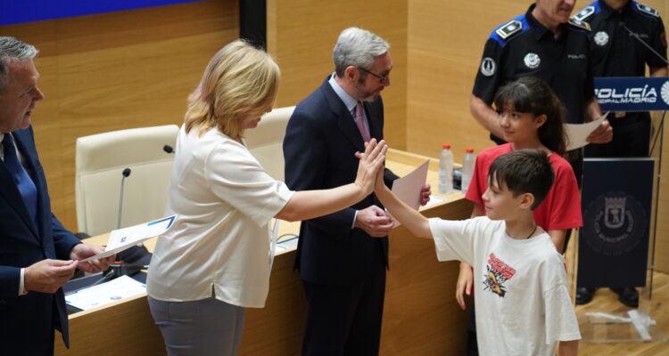 Acto de entrega de certificaciones como 'zonas libres de acoso' a 20 centros escolares que participan en un programa de Policía Municipal