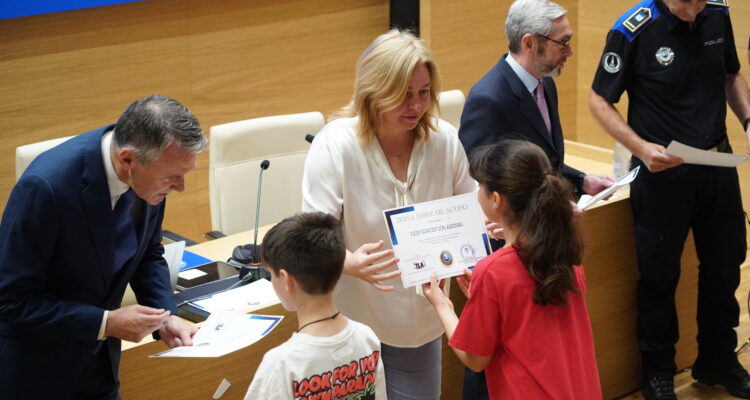 La vicealcaldesa, Inma Sanz, con varios alumnos durante la entrega de certificaciones como 'zonas libres de acoso' a 20 centros escolares que participan en un programa de Policía Municipal