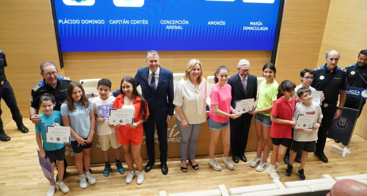 Acto de entrega de certificaciones como 'zonas libres de acoso' a 20 centros escolares que participan en un programa de Policía Municipal