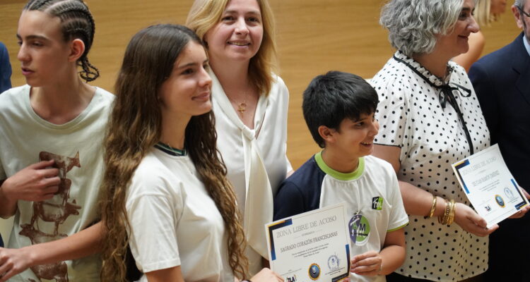 La vicealcaldesa, Inma Sanz, con varios alumnos durante la entrega de certificaciones como 'zonas libres de acoso' a 20 centros escolares que participan en un programa de Policía Municipal