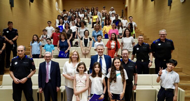 Acto de entrega de certificaciones como 'zonas libres de acoso' a 20 centros escolares que participan en un programa de Policía Municipal