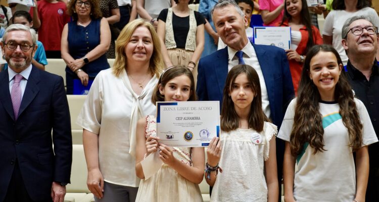 La vicealcaldesa, Inma Sanz, con varios alumnos durante la entrega de certificaciones como 'zonas libres de acoso' a 20 centros escolares que participan en un programa de Policía Municipal