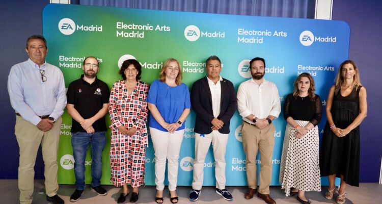 Foto de familia de los ediles junto a los representantes de Electronic Arts