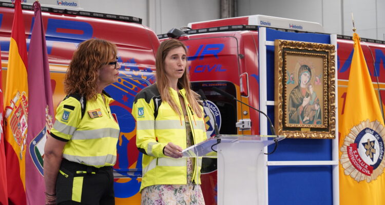 Reconocimiento de personalidades e instituciones durante el acto de celebración de la patrona de SAMUR-Protección Civil