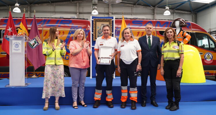 Reconocimiento de personalidades e instituciones durante el acto de celebración de la patrona de SAMUR-Protección Civil