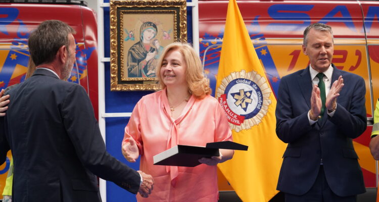 Reconocimiento de personalidades e instituciones durante el acto de celebración de la patrona de SAMUR-Protección Civil