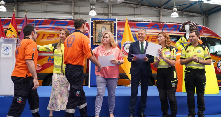 Reconocimiento de personalidades e instituciones durante el acto de celebración de la patrona de SAMUR-Protección Civil