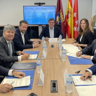 González, durante la firma de este viernes