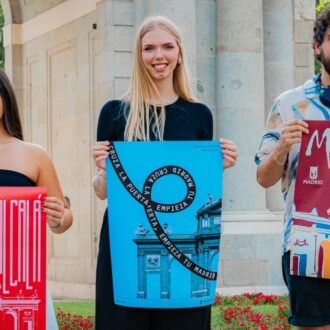 Los autores de los tres proyectos ganadores posan a los pies del monumento